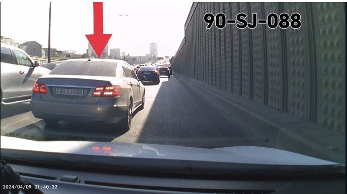 Qaydanı pozub maşını sıxışdırdı, sonra isə qəfil tormoz verib təhlükə yaratdı - VİDEO