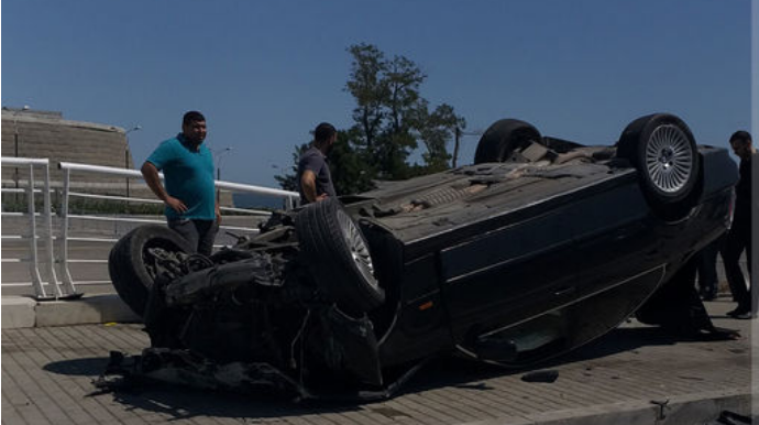 Bayraq meydanının qarşısında "BMW" aşıb  - VİDEO