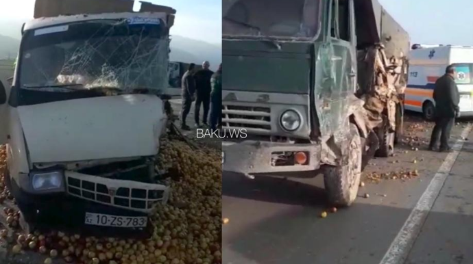 Quba yolunda iki yük maşını toqquşdu - Almalar yola səpələndi - VİDEO 