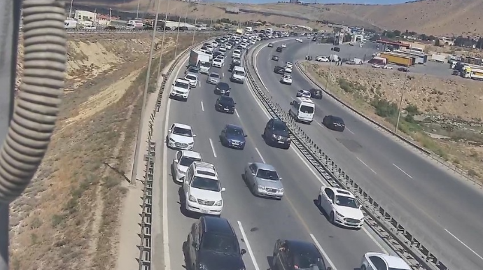 Yanğına baxan sürücülər Kənar Dairəvi yolda sıxlıq yaratdı - FOTO