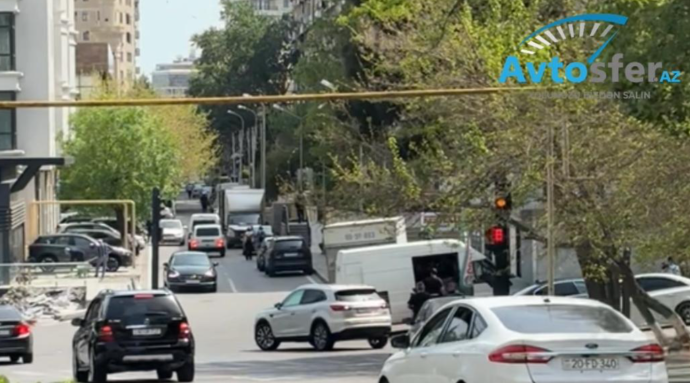 İşıqfora yaxınalaşan sürücü sürətini bilərəkdən azaltmadı və…    - VİDEO