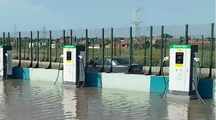 Elektrikdoldurma məntəqəsini su basdı, sürücülər çarəsiz qaldı - VİDEO 