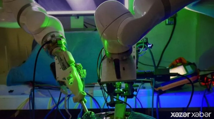 Dünyada ilk! Robot insan köməyi olmadan əməliyyat keçirdi - VİDEO