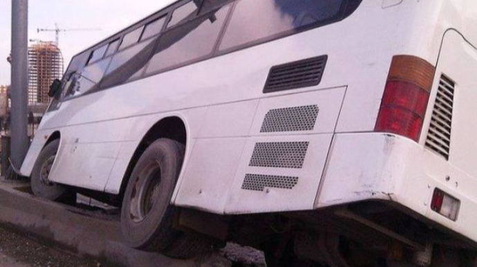 Sürücülük vəsiqəsi olmayan avtobus sürücüsü qadını vurub üstündən keçdi 