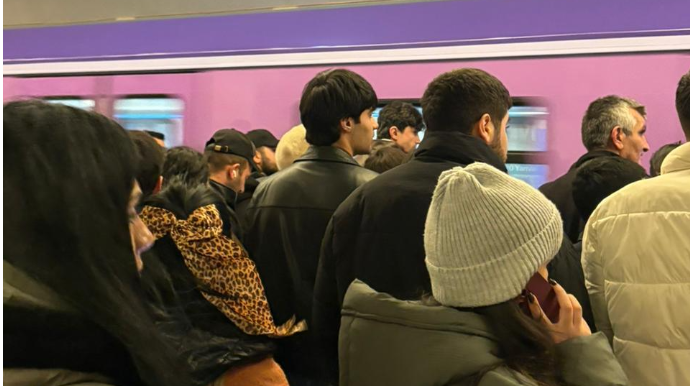 Metroda nə baş verir? - Sərnişinlər qatardan düşürüldü - FOTO - (YENİLƏNİB) 