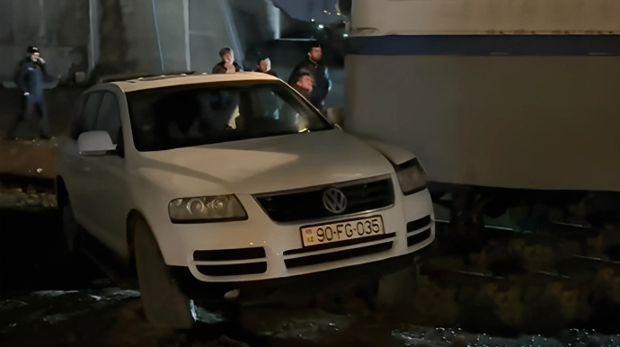 Qatar yoluna çıxan sürücü qəzaya səbəb oldu - ADY-dən AÇIQLAMA - VİDEO