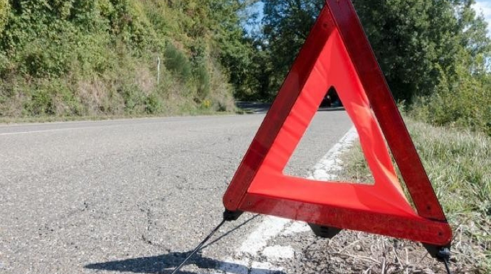 В Масаллы автомобиль врезался в каменный забор, погиб 21-летний водитель 