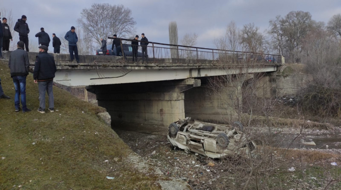 Xaçmazda mikroavtobus çaya aşıb, yaralanan var - FOTO 