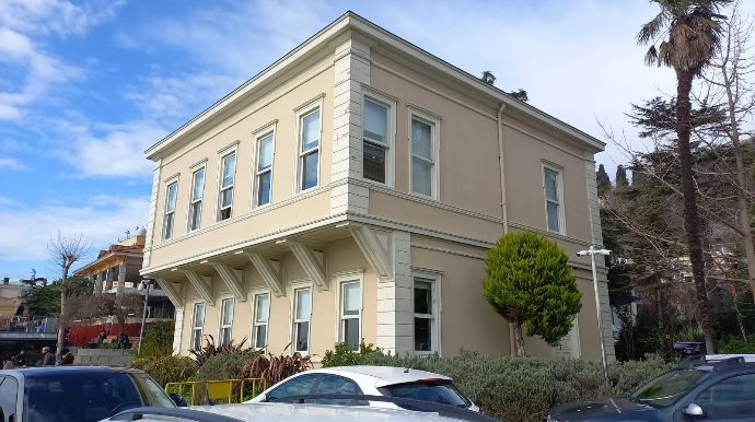 Universitetin həyətində tunel qazdıran xoş niyyətli rektor    - FOTO