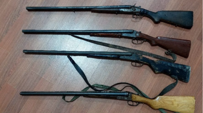 Masallı və Biləsuvarda qanunsuz saxlanılan silahlar polisə təhvil verildi  - FOTO