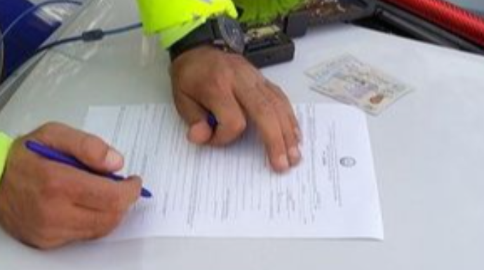 Yol polisini görən sürücü namaza başladı,  cərimələndi - VİDEO