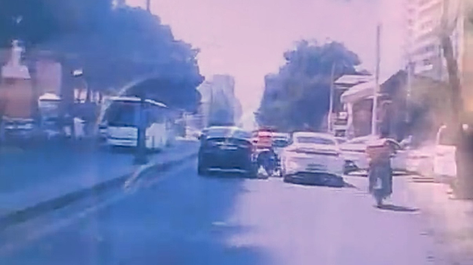 İki avtomobilin arasına girən moped sürücüsü təhlükəli anlar yaşadı   - VİDEO
