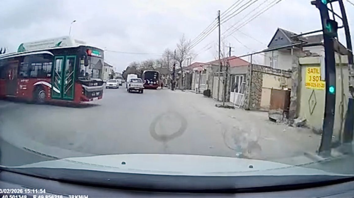 İşıqforu gözardı edən “BakuBus” sürücüsü yolayrıcında qəza riski yaratdı   - VİDEO