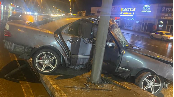 Bakıda avtomobil dirəyə çırpılıb, xəsarət alanlar var - FOTO - VİDEO 