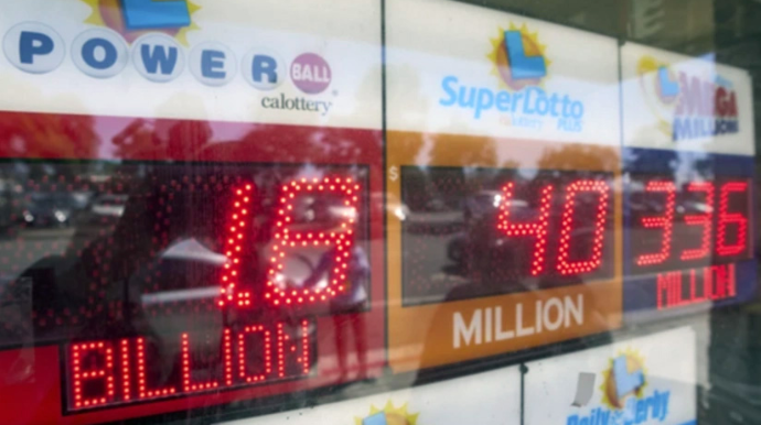 İki nəfər lotereyada 1,8 milyard dollar udub 