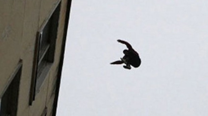 Bakıda gənc özünü 17-ci mərtəbədən atdı 