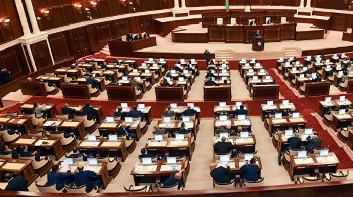 Deputatlar bu gün 11 məsələnin  müzakirəsinə toplaşır