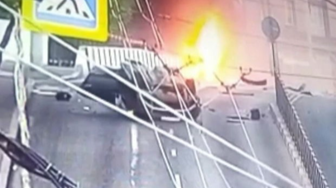 Partlayışdan sonra iki yerə bölünən avtomobilin dəhşətli görüntüləri yayıldı    - VİDEO