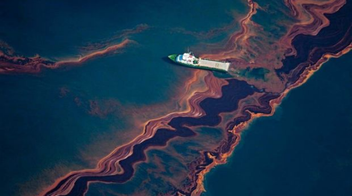 İraq limanında böyük miqdarda neft sızması baş verdi