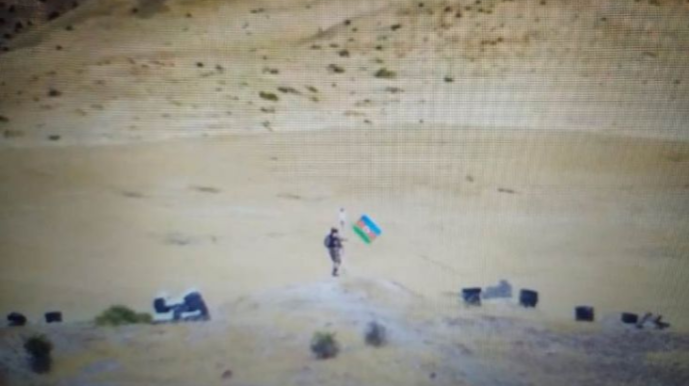 Ermənilər Qarabağda təlimlər zamanı Azərbaycan bayrağını hədəf aldı - VİDEO 