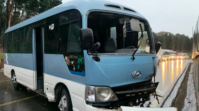 Yevlaxda mikroavtobus iki qadını vurub, ölən var 