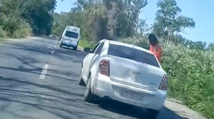 Женщина устроила "шоу", высунувшись из окна Chevrolet — ВИДЕО