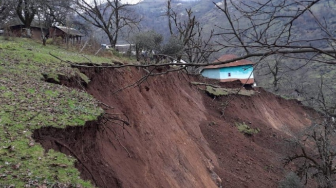 Şəmkirdə sürüşmə baş verib, torpaq altında qalanlar var