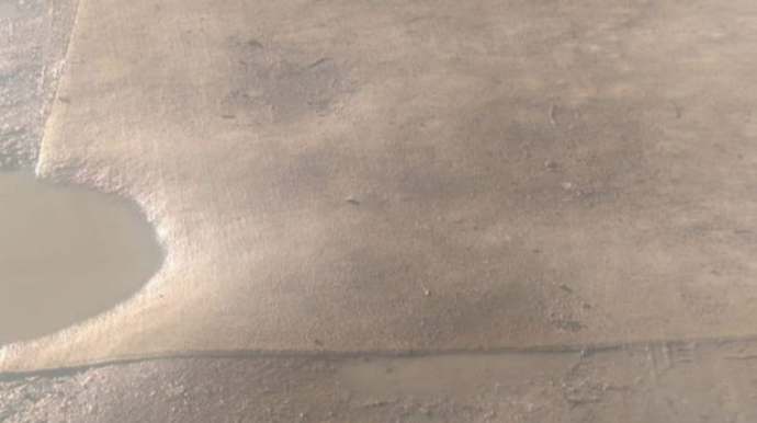 Dünyada bir ilk:  Bakıda dağılmış yolu xalı ilə “yamadılar” - FOTO 