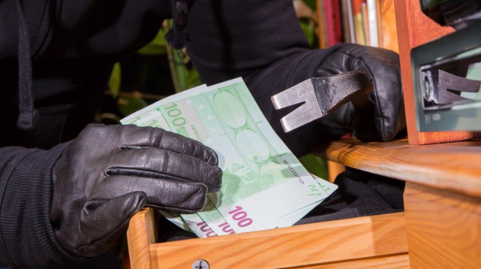 Bakıda evdən 10 300 manat pul və sənədlər oğurlanıb 