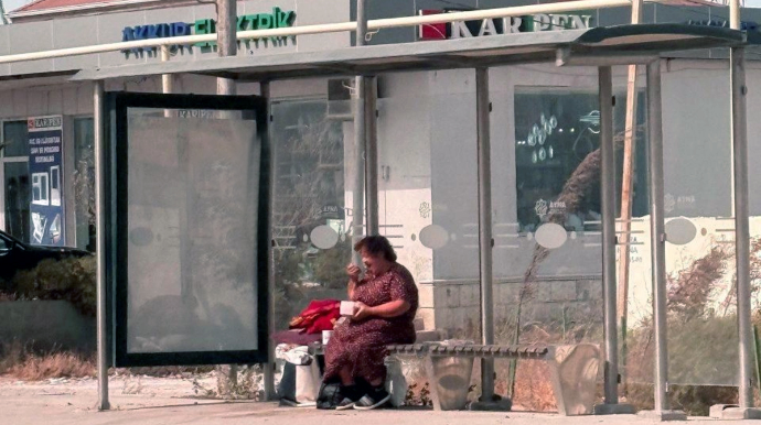 Bakıda yaşlı qadın 6 aydır dayanacaqda yaşayır - FOTO