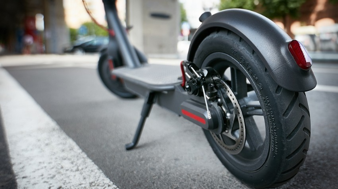 Bakıda skuter sürən 54 yaşlı kişini avtomobil vurub 