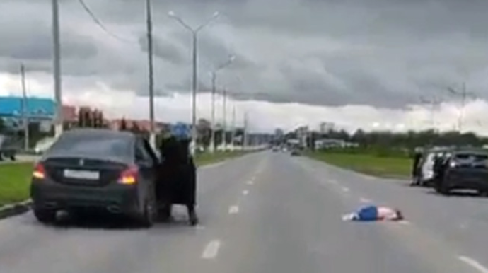 Başı telefona qarışan sürücü keçiddə qızı vurdu - VİDEO 