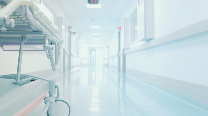 Bakıda 33 yaşlı kişi avtomobillərin arasında qalaraq ağır xəsarət alıb 