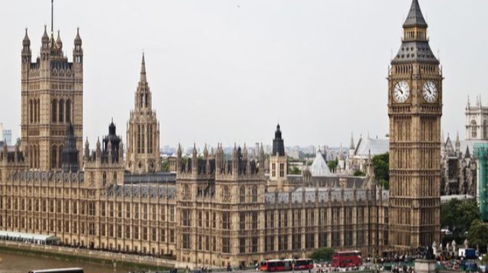 Britaniyanın parlament binasında yanğın baş verib  - VİDEO