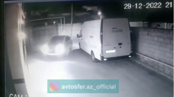 "Prius" geri hərəkət edib darvazaya çırpıldı  - VİDEO