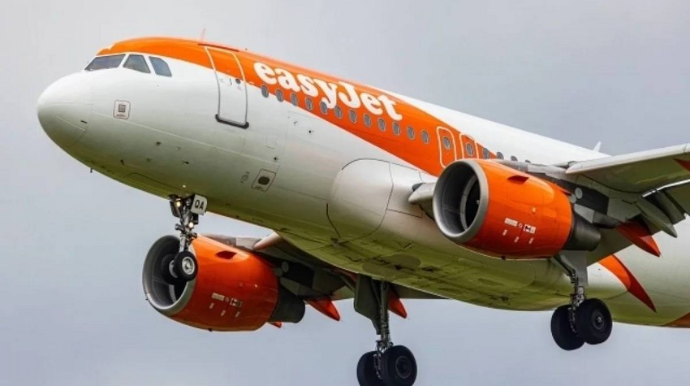 Sərnişinin pilot kabinəsinə girmək cəhdindən sonra təyyarə aeroporta geri dönüb