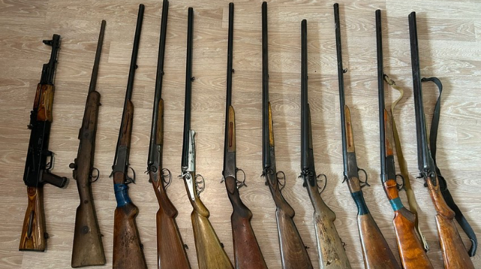 Şirvanda qanunsuz saxlanılan silahlar polisə təhvil verildi 