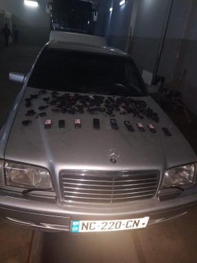 Avtomobildən qanunsuz mobil telefonlar aşkarlanıb - FOTO