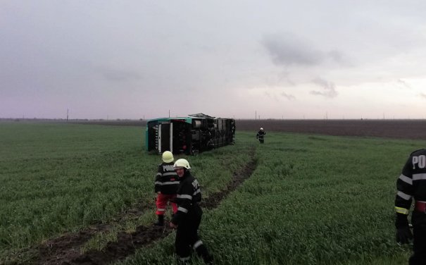 Güclü qasırğa avtobusu aşırdı: 12 yaralı - FOTO + VİDEO