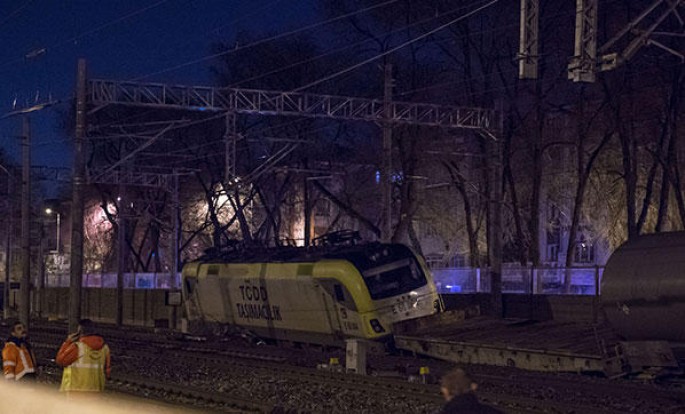 Ankarada qatar relsdən çıxdı