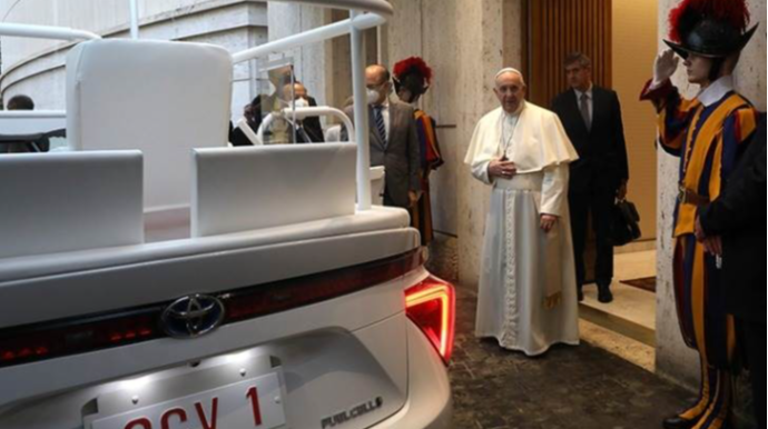 У Папы Римского появился новый автомобиль