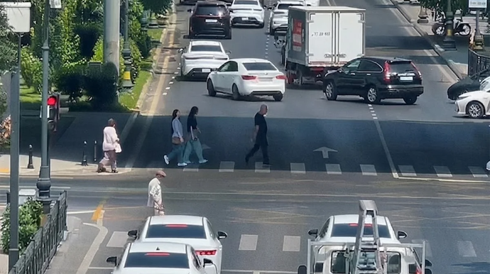 Bakıda iki parkın kəsişməsində yeni piyada işıqforları quraşdırılıb - VİDEO 