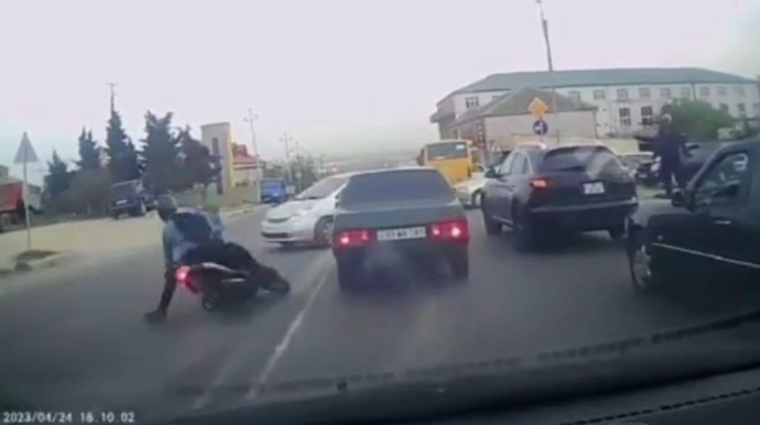 Əks yola çıxan moped sürücüsü "Prius"la toqquşdu  - VİDEO