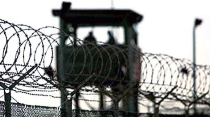 Bakıda həbsxanada qalmaqal: Məhkum mayoru döydü