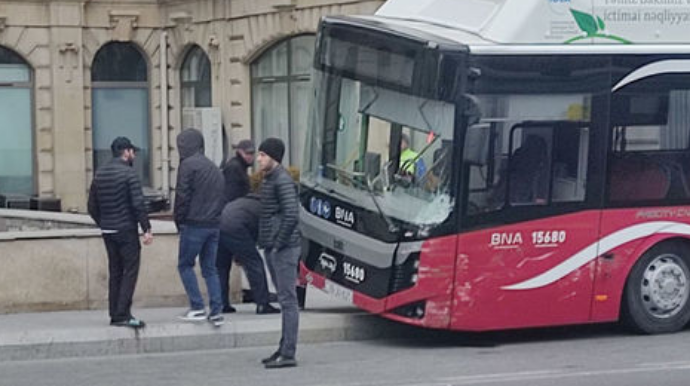 В Баку пассажирский автобус попал в ДТП - ОБНОВЛЕНО + ФОТО 