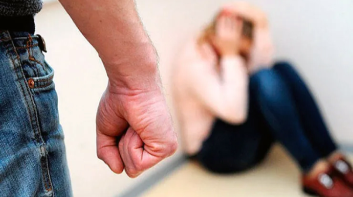 Lənkəranda kişi sinif yoldaşına zəng edən arvadını döydü 