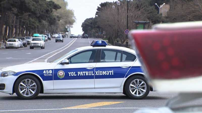 Qəzaya düşən xanım sürücünü yol polisləri maşından çıxarıb XİLAS ETDİ 