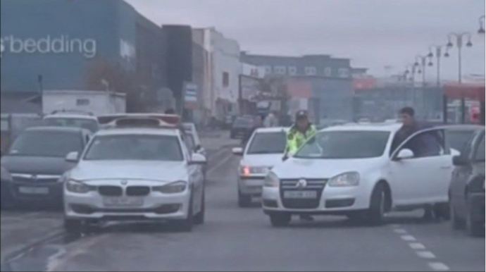 Prospektdə tıxac yarandı, yol polisi sürücülərin köməyinə gəldi   - VİDEO