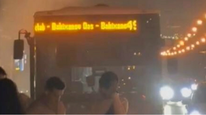 Bakıda sərnişin avtobusu yandı - VİDEO 