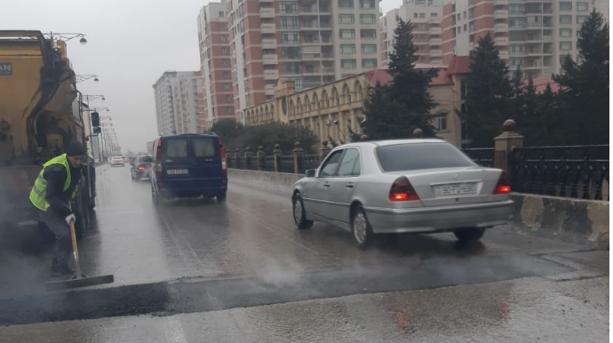 Bakıda körpüdə yaranmış problem həll edildi, hərəkət bərpa olundu - VİDEO 